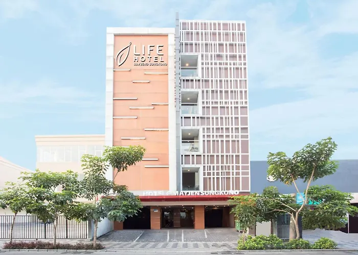 Life Hotel Mayjend Sungkono